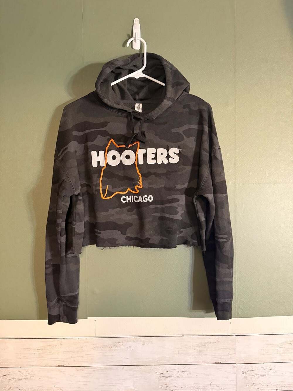 Hooters Chicago Camo Cropped Hoodie Womens Medium Independent Trading Co Grey